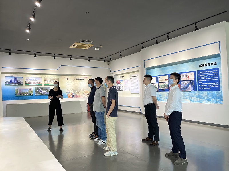 附图1.参观高新区.jpg