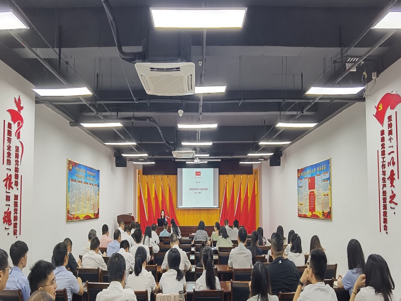 杨碧云在讲课2.jpg