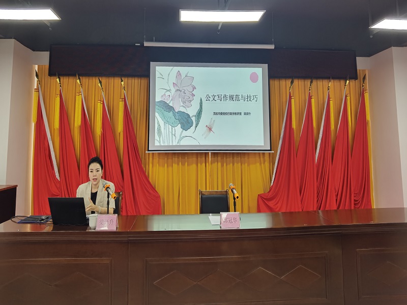梁译升在讲课.jpg