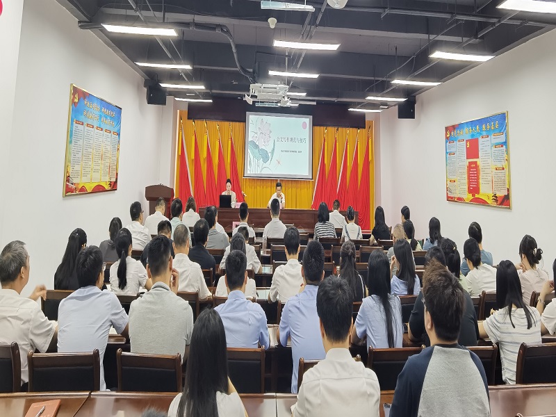 全体干部职工认真学习.jpg