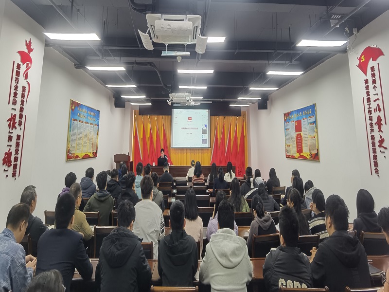 全体党员干部职工认真听课.jpg